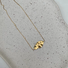 COLAR GARGANTILHA PINGENTE FOLHA DEITADA DOURADO na internet