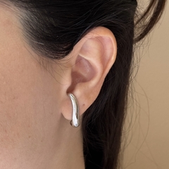 BRINCO EARHOOK LISO ONDA ORGANIC - Carlota Acessórios