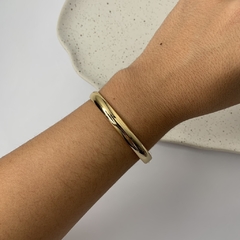 BRACELETE LARGO LISO DOURADO na internet