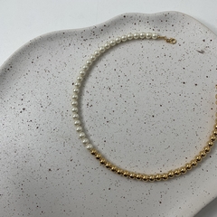 COLAR ARO VOLTA COM ESFERA DOURADO E PÉROLA FINA