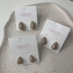 BRINCO GOTA BOJUDA CRAVEJADA BOTEGA PEQUENA DOURADO - Carlota Acessórios