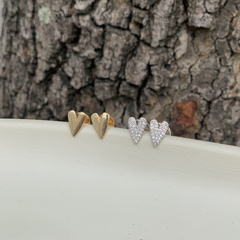 BRINCO DUPLO CORAÇÃO LISO E ZIRCONIA MIX DE BANHO DOURADO na internet