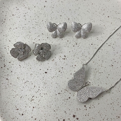BRINCO FLOR PÉTALAS CRAVEJADAS RÓDIO BRANCO na internet