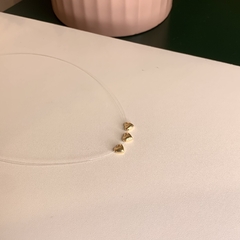 GARGANTILHA FIO DE NYLON PINGENTE 3 CORAÇÕES BOJUDOS DOURADO