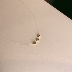 GARGANTILHA FIO DE NYLON PINGENTE 3 CORAÇÕES BOJUDOS DOURADO - comprar online