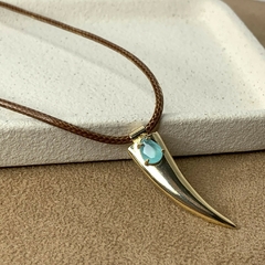 COLAR COURINHO PINGENTE DENTE LISO GOTA CRISTAL - DOURADO
