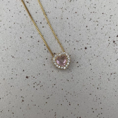GARGANTILHA CORAÇÃO QUARTZO ROSA BORDA ZIRCONIA DOURADA
