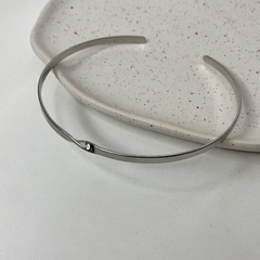 COLAR ARO TORCIDO NO MEIO RÓDIO BRANCO