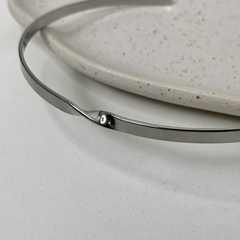 COLAR ARO TORCIDO NO MEIO RÓDIO BRANCO - comprar online