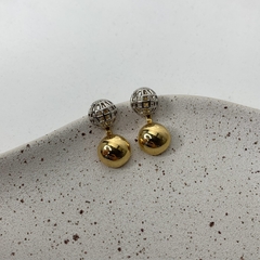 BRINCO EARJACKET BASE 1/2 ESFERA VAZADO DOURADO E RÓDIO BRANCO