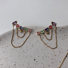 BRINCO EARCUFF CRISTAIS COLORIDOS COM CORRENTE DUPLA DOURADO - Carlota Acessórios
