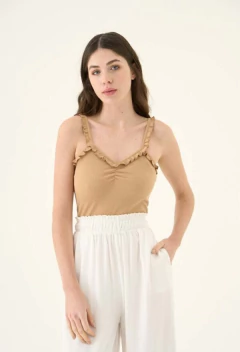 TOP TEJIDO CON VOLADOS EN LOS BRETELES Y ESCOTE (K22187)