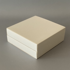 Imagen de Mini Pack x 2 u CAJONERA DOBLE BLANCA CON DIVISIONES (17x17x6.5 cm) PARA BOMBONES /CHOCOLATES