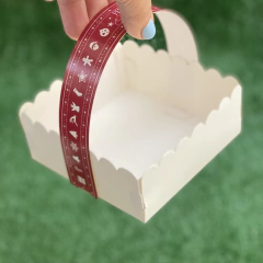 MINI PACK x 6 u NAVIDAD 04 - CANASTITAS NAVIDAD (12x12x5 cm) sin tapa fondo rojo con Detalles en blanco