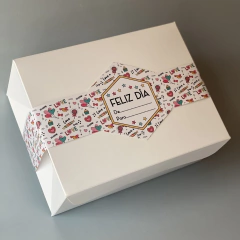 MINI PACK x 2 u DELY 30 sin visor (30x22x10 cm) con faja Ilustrada "Feliz Día - Dedicatoria" - comprar online