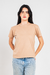 Camiseta areia estonada de 7oz, modelo feminino.