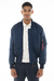 homem veste jaqueta de aviação modelo bomber ma1 na cor azul