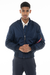 homem veste jaqueta de aviação modelo bomber ma1 na cor azul