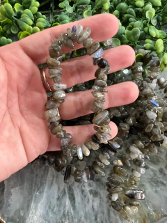 Pulseira cascalho pedra Labradorita - comprar online