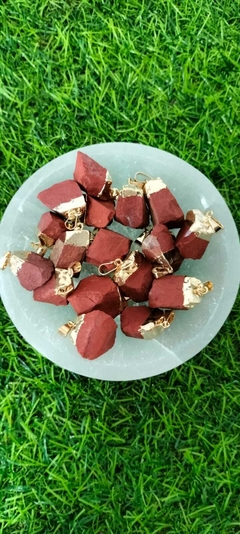 pingente jaspe vermelho bruto/banho durado