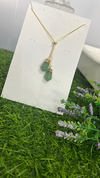 Colar gravatinha ponta de quartzo verde banho dourado