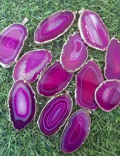 pingente chapa de ágata rosa (banho dourado)
