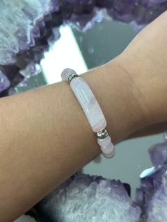 Pulseira esfera com pingente quartzo rosa