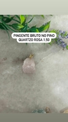 Pingente bruto no pino dourado quartzo rosa