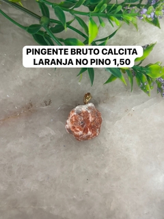 Pingente bruto no pino dourado calcita laranja