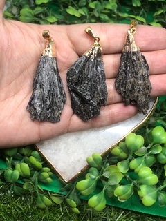 Pingente vassoura de bruxa/banho dourado