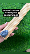 incensario sodalita na base de madeira pinus