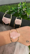 Bracelete lapidado quartzo rosa (banho dourado)