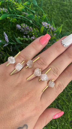 Anel duplo com detalhe quartzo rosa banho dourado