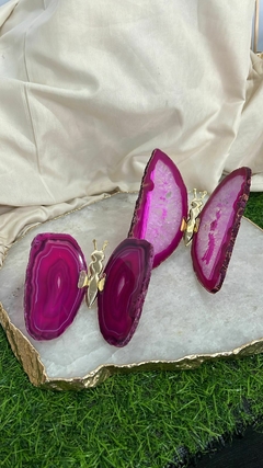 Borboleta Ágata rosa com acabamento dourado