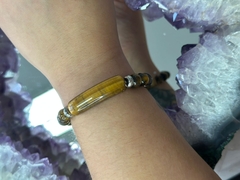 Pulseira esfera com pingente olho de tigre
