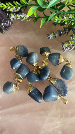 Pingente quartzo azul rolado banho dourado