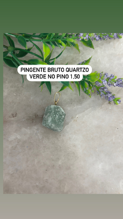 Pingente bruto no pino dourado quartzo verde