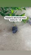 Pingente bruto no pino dourado sodalita