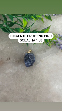 Pingente bruto no pino dourado sodalita