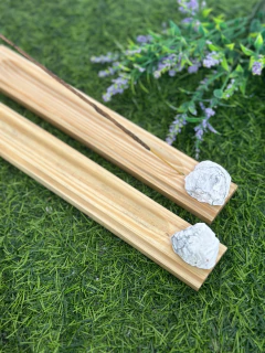 Incensario howlita bruta base de madeira pinus