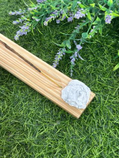 Incensario howlita bruta base de madeira pinus - comprar online