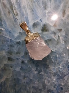 Pingente Quartzo Rosa bruto/banhado(aprox 2cm)