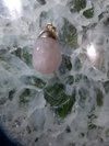 Pingente Quartzo Rosa rolado/banhado(aprox 2cm)