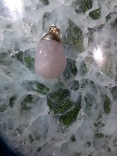 Pingente Quartzo Rosa rolado/banhado(aprox 2cm)