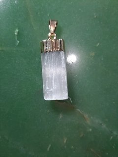 Pingente Selenita com banho dourado(aprox 3cm)