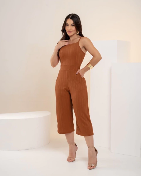 Macacão Pantacourt Jéssica - Caramelo (Veste 38/40)