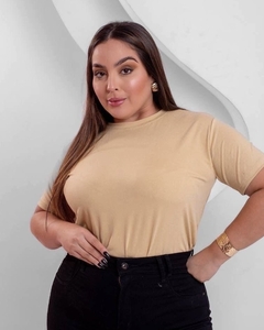 Blusa T-Shirt GG - CAMURÇA NUDE MACADÂMIA (Veste até 44/46)