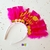 VINCHA ME RECIBI DECORADA CON PLUMAS FUCSIA X1
