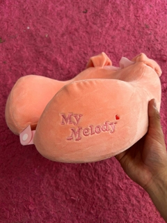 Almohadón de viaje soft My Melody Uno Más Uno en internet
