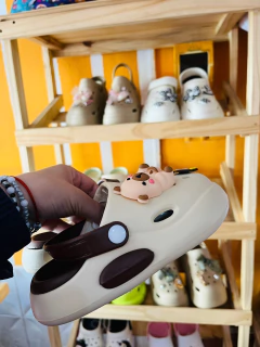 Gomones tipo Crocs Capybara Capibara Uno mas Uno - Uno+Uno